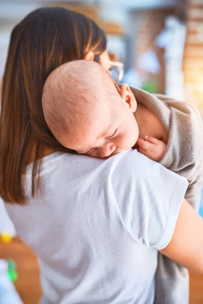 Ung Vacker Kvinna Och Hennes Barn Står Golvet Hemma Mor — Stockfoto