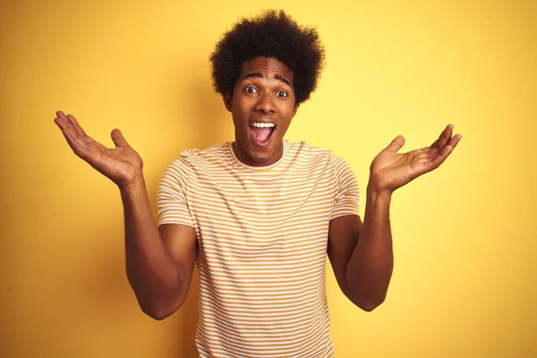 Amerikaanse Man Met Afrohaar Draagt Gestreept Shirt Staan Geïsoleerde Gele — Stockfoto