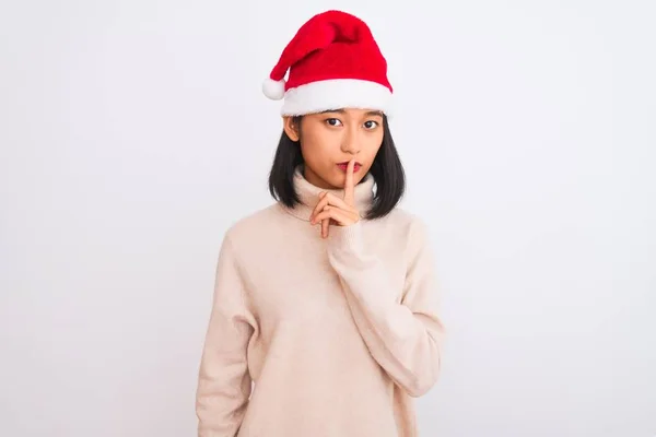 Молодая Красивая Китаянка Рождественской Шляпе Санты Изолированном Белом Фоне Просит — стоковое фото