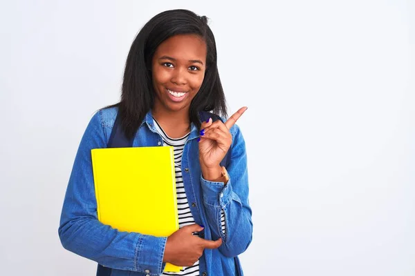 Ung Afrikansk Amerikansk Student Kvinna Bär Ryggsäck Och Boka Över — Stockfoto