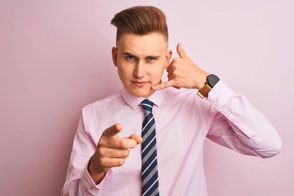 Jovem Empresário Bonito Vestindo Camisa Gravata Sobre Fundo Rosa Isolado — Fotografia de Stock