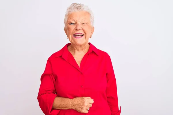 Старшая Седовласая Женщина Красной Повседневной Рубашке Стоит Изолированном Белом Фоне — стоковое фото