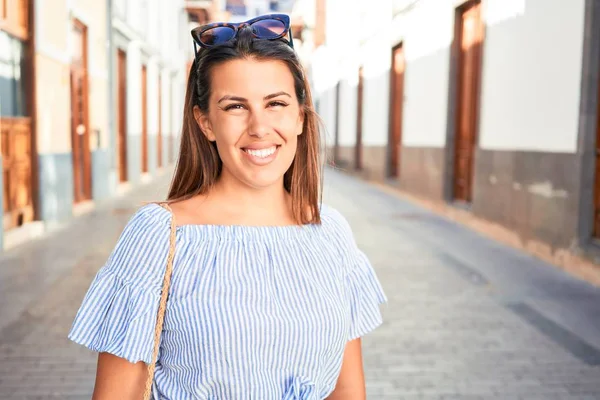 Jovem Mulher Bonita Aldeia Romática Andando Rua Cidade Dia Ensolarado — Fotografia de Stock