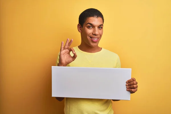 Ung Stilig Arabiska Man Håller Banner Stående Över Isolerad Gul — Stockfoto