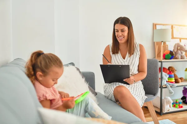 Vacker Psykolog Och Blond Småbarn Flicka Sitter Soffan Gör Terapi — Stockfoto