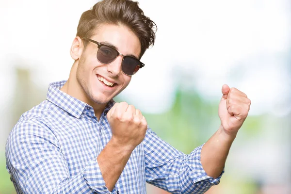 Mladý Pohledný Muž Nosí Sluneční Brýle Izolované Pozadí Velmi Šťastný — Stock fotografie