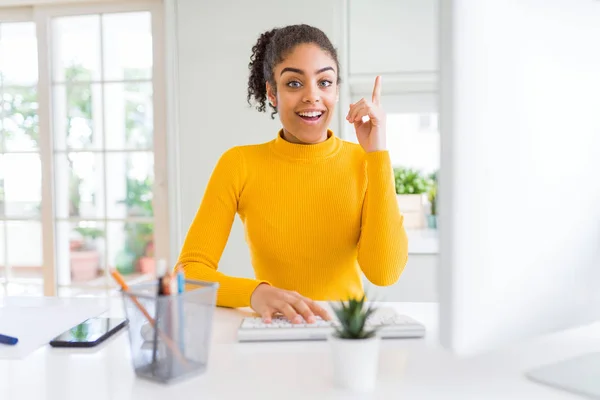 Niña Afroamericana Joven Trabajando Usando Computadora Sorprendida Con Una Idea — Foto de Stock