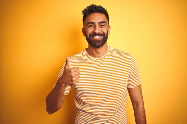 Ung Indian Man Bär Shirt Stående Över Isolerad Gul Bakgrund — Stockfoto