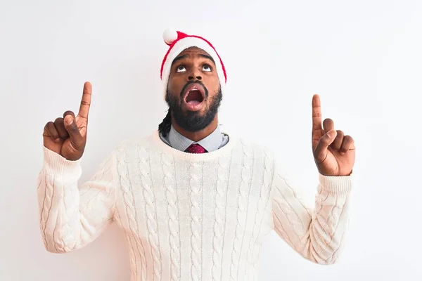 Jovem Afro Americano Vestindo Chapéu Natal Santa Sobre Fundo Branco — Fotografia de Stock