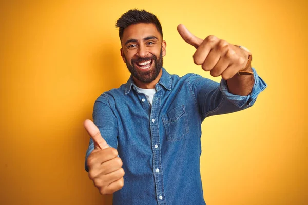 Jeune Homme Indien Portant Chemise Denim Debout Sur Fond Jaune — Photo