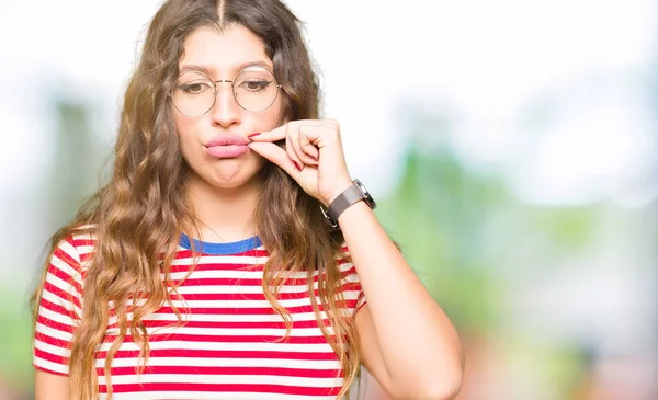 Joven Hermosa Mujer Con Gafas Boca Labios Cerrados Como Cremallera —  Fotos de Stock