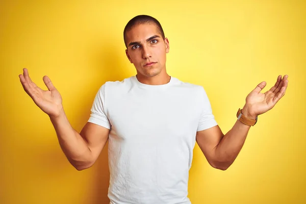 Homem Caucasiano Jovem Vestindo Casual Shirt Branca Sobre Amarelo Isolado — Fotografia de Stock