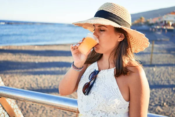 若い美しい女性の笑顔幸せな夏休みを楽しんで新鮮なスラッシュを飲む — ストック写真