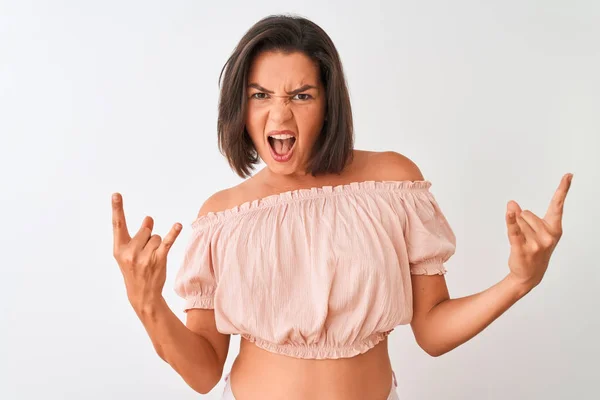 Mujer Hermosa Joven Con Camiseta Casual Pie Sobre Fondo Blanco — Foto de Stock