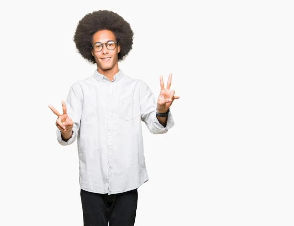 Jovem Americano Africano Com Cabelo Afro Usando Óculos Sorrindo Olhando — Fotografia de Stock