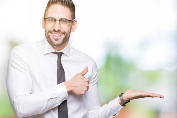 Jonge Knappe Zakenman Bril Geïsoleerd Achtergrond Weergegeven Palm Hand Doen — Stockfoto