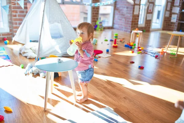 Entzückendes Kleinkind Mit Futterflasche Jede Menge Spielzeug Kindergarten — Stockfoto