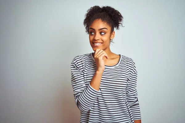 Afro Amerikaanse Vrouw Met Marine Gestreept Shirt Geïsoleerde Witte Achtergrond — Stockfoto