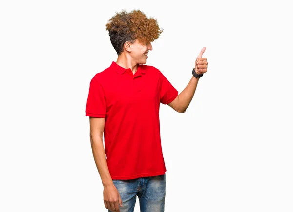 Młody Przystojny Mężczyzna Afro Włosy Ubrany Czerwony Shirt Patrząc Dumny — Zdjęcie stockowe