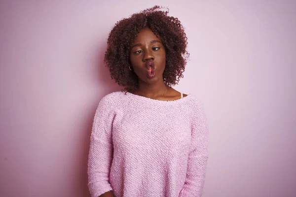 Mladá Africká Afro Žena Svetru Stojí Nad Izolovaným Růžovým Pozadím — Stock fotografie