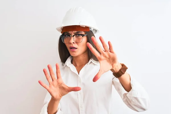 Joven Hermosa Arquitecta Con Casco Gafas Sobre Fondo Blanco Aislado —  Fotos de Stock