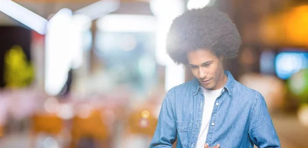 Giovane Uomo Afro Americano Con Capelli Afro Con Mano Sullo — Foto Stock