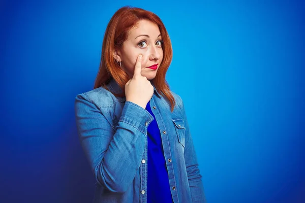 Jovem Mulher Ruiva Bonita Vestindo Camisa Jeans Sobre Fundo Isolado — Fotografia de Stock