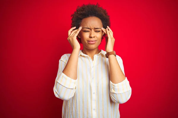 Joven Mujer Afroamericana Hermosa Con Cabello Afro Sobre Fondo Rojo — Foto de Stock