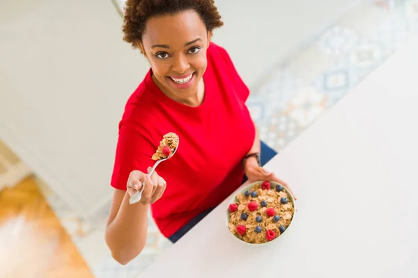 Jovem bela mulher americana africana com cabelo afro comer hea — Fotografia de Stock