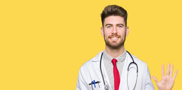 Fiatal Jóképű Orvos Ember Visel Orvosi Kabát Mutatja Ujjal Felfelé — Stock Fotó