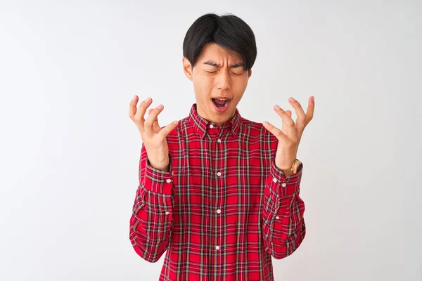 Joven Hombre Chino Con Camisa Roja Casual Pie Sobre Fondo —  Fotos de Stock