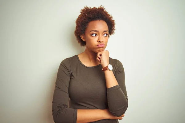 Fiatal Gyönyörű Afro Amerikai Afro Hajú Elszigetelt Háttér Gondolkodás Látszó — Stock Fotó