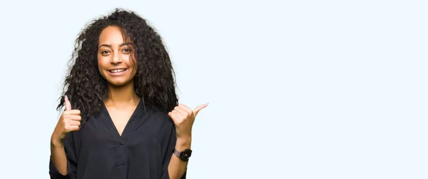 Junge Schöne Mädchen Mit Lockigem Haar Trägt Elegante Kleid Erfolgszeichen — Stockfoto