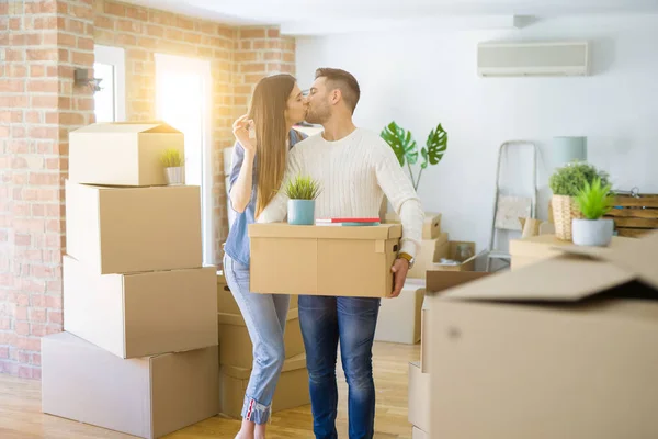 Young Couple Moving New Home Hugging Love Showing Keys New — Stock Photo, Image