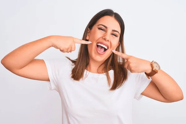 Portret Van Een Mooie Jonge Brunette Vrouw Die Een Geïsoleerde — Stockfoto