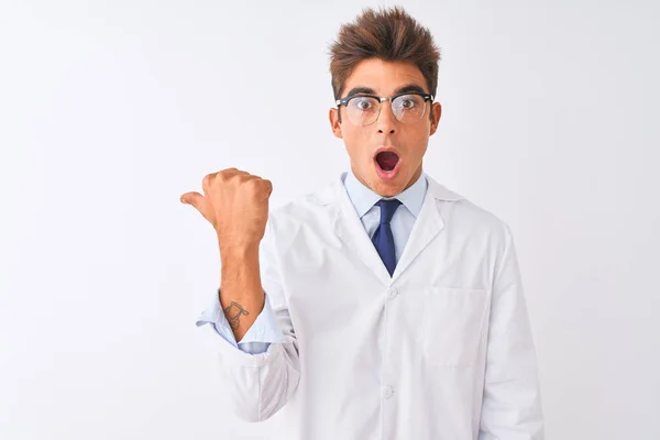 Joven Cientista Guapo Con Gafas Abrigo Sobre Fondo Blanco Aislado —  Fotos de Stock