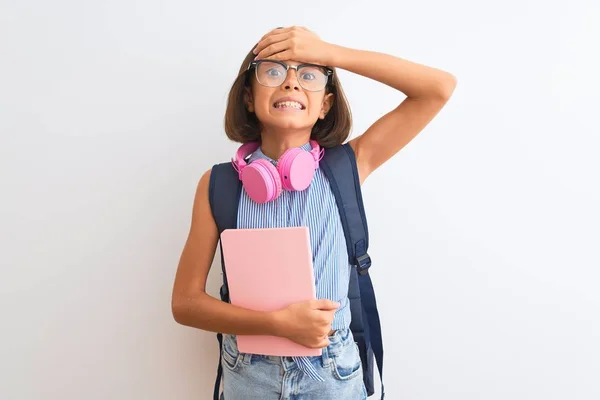 Estudiante Niña Con Gafas Mochila Libro Auriculares Sobre Fondo Blanco —  Fotos de Stock