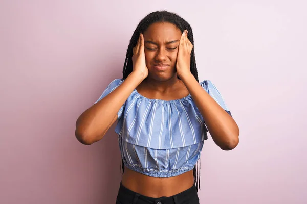 Afrikansk Amerikansk Kvinna Bär Randig Shirt Stående Över Isolerad Rosa — Stockfoto