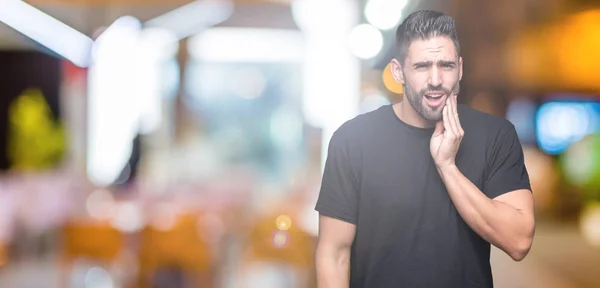 Homem Bonito Jovem Sobre Fundo Isolado Tocando Boca Com Mão — Fotografia de Stock