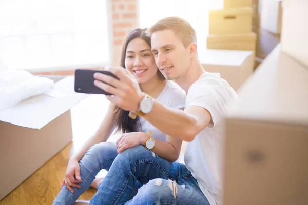 Feliz Joven Pareja Tomando Selfie Con Smartphone — Foto de Stock