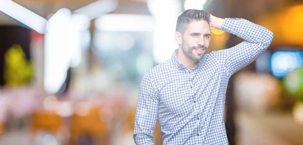 Jovem Homem Bonito Sobre Fundo Isolado Sorrindo Confiante Tocando Cabelo — Fotografia de Stock