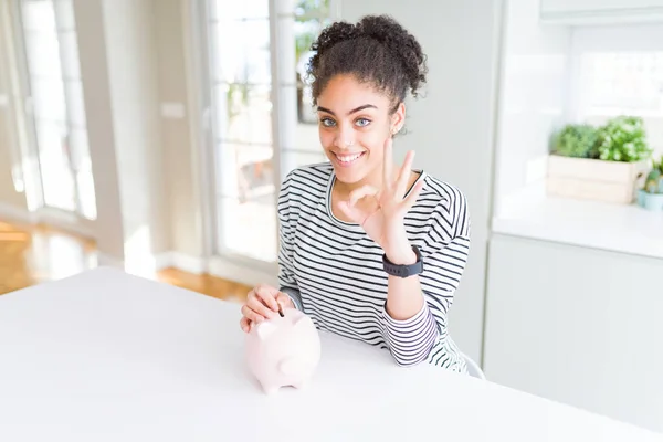 Jovem Afro Americana Colocando Uma Moeda Dentro Mealheiro Como Investir — Fotografia de Stock