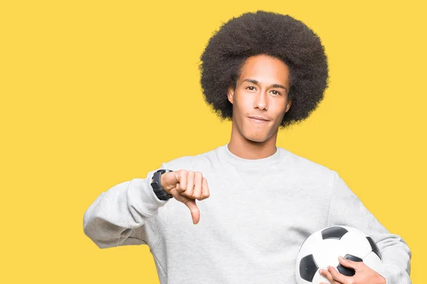 Junger Afrikanisch Amerikanischer Mann Mit Afrohaaren Hält Fußballball Mit Wütendem — Stockfoto