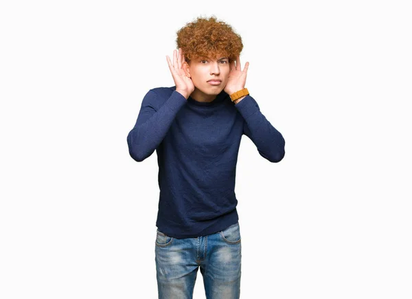 アフロヘアを持つ若いハンサムな男は 耳のジェスチャーで両手を聞こうとし ゴシップに興味があります 聴覚障害 聴覚障害 — ストック写真
