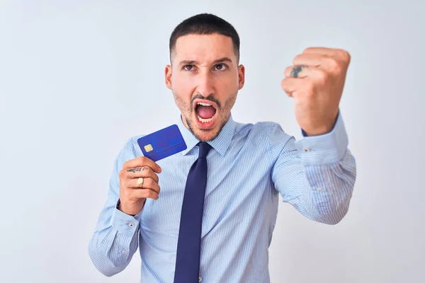 Jonge Zakenman Houdt Credit Card Geïsoleerde Achtergrond Geïrriteerd Gefrustreerd Schreeuwen — Stockfoto