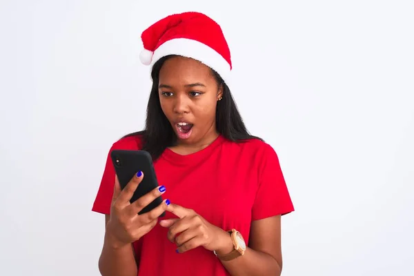 Jovem Afro Americana Vestindo Chapéu Natal Usando Smartphone Assustado Choque — Fotografia de Stock