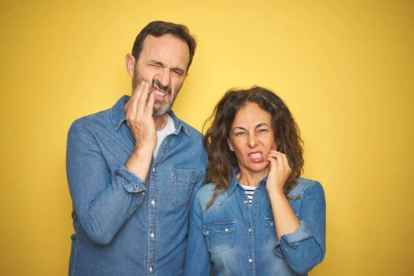 Bella Coppia Mezza Età Insieme Piedi Sopra Isolato Sfondo Giallo — Foto Stock