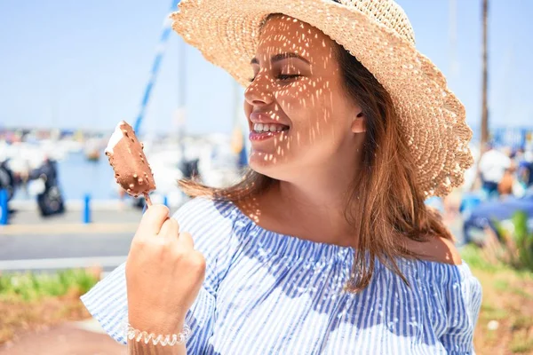 Jeune Belle Femme Mangeant Cône Crème Glacée Marchant Dans Rue — Photo