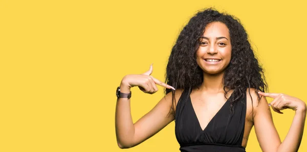 Giovane Bella Ragazza Con Capelli Ricci Indossa Gonna Alla Moda — Foto Stock