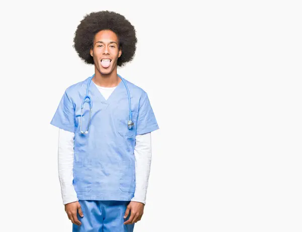 Fiatal Afro Amerikai Orvos Ember Ragadt Nyelv Afro Haj Vicces — Stock Fotó